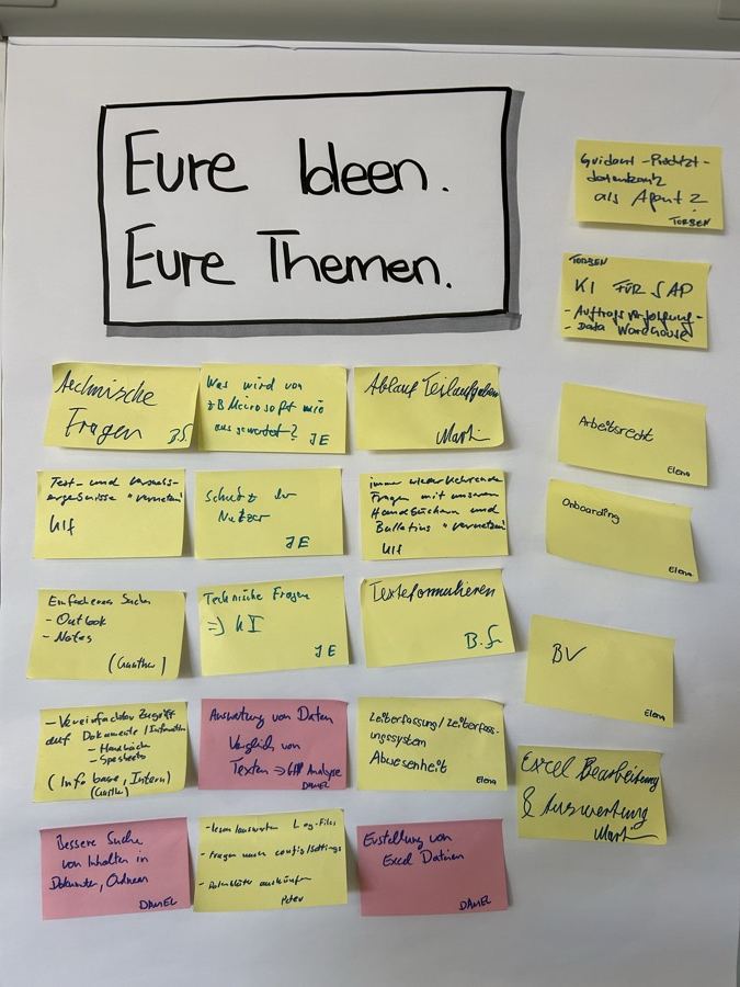 Flipchart „Eure Ideen. Eure Themen.“ mit Haftnotizen aus einem KI-Labor